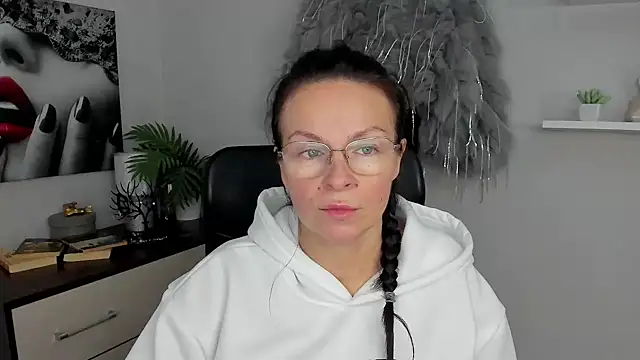 Snapshot of HelenLuxx chatting on 01/27/25, 10:06 HelenLuxx online show from 01/27/25, 10:06