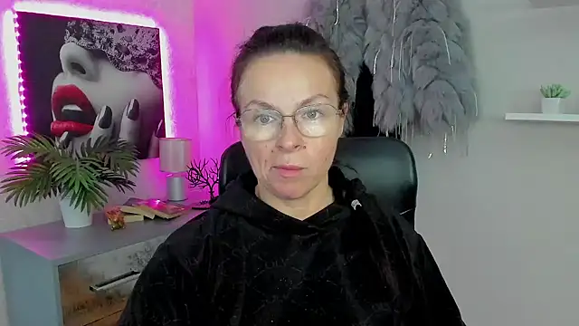 Snapshot of HelenLuxx chatting on 01/30/25, 01:31 HelenLuxx online show from 01/30/25, 01:31