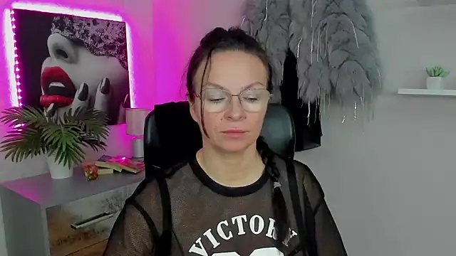 Snapshot of HelenLuxx chatting on 01/31/25, 06:46 HelenLuxx online show from 01/31/25, 06:46