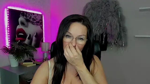 Snapshot of HelenLuxx chatting on 03/16/25, 07:26 HelenLuxx online show from 03/16/25, 07:26