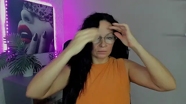 Snapshot of HelenLuxx chatting on 09/25/25, 05:33 HelenLuxx online show from 09/25/25, 05:33