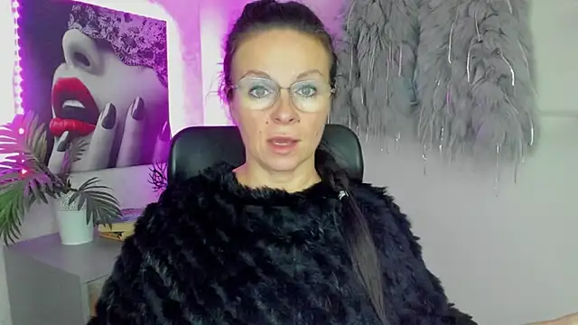 Snapshot of HelenLuxx chatting on 10/09/25, 05:44 HelenLuxx online show from 10/09/25, 05:44