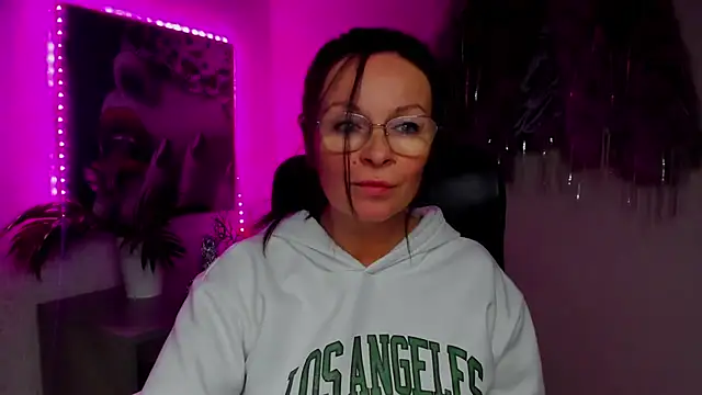 HelenLuxx online show from 11/22/25, 07:57