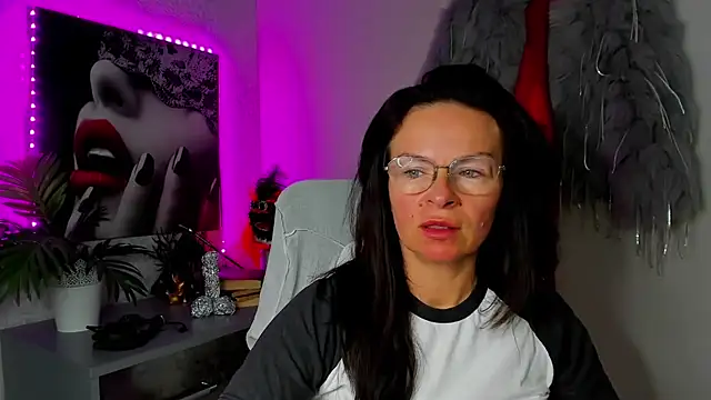 HelenLuxx online show from 05/06/26, 03:17