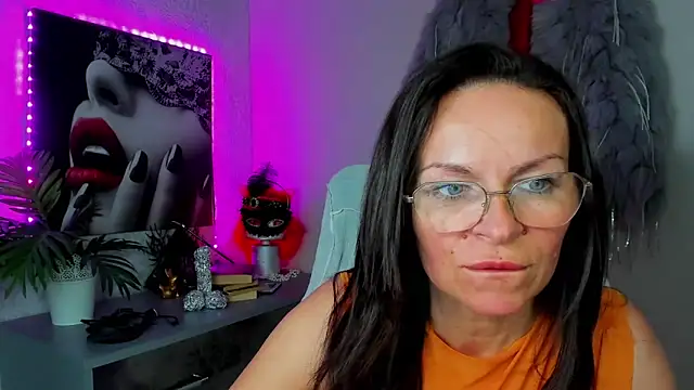 HelenLuxx online show from 05/11/26, 02:45