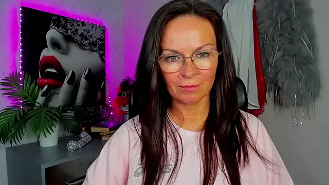 HelenLuxx online show from 06/17/26, 03:24
