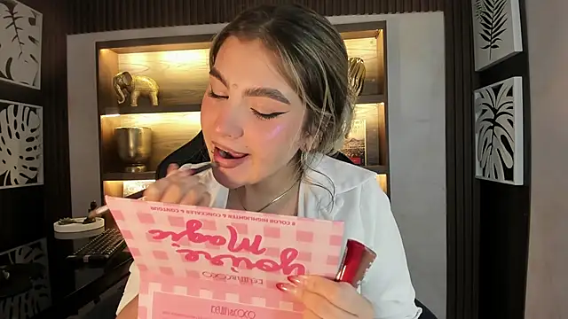 Snapshot of SamantaBone chatting on 01/13/25, 12:30 SamantaBone online show from 01/13/25, 12:30