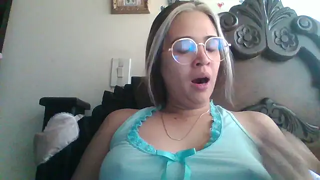 Snapshot of trianabell chatting on 12/26/24, 03:53 trianabell online show from 12/26/24, 03:53
