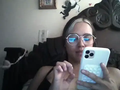 Snapshot of trianabell chatting on 02/05/25, 04:03 trianabell online show from 02/05/25, 04:03