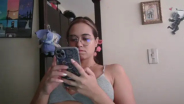 Snapshot of trianabell chatting on 05/06/26, 04:12 trianabell online show from 05/06/26, 04:12
