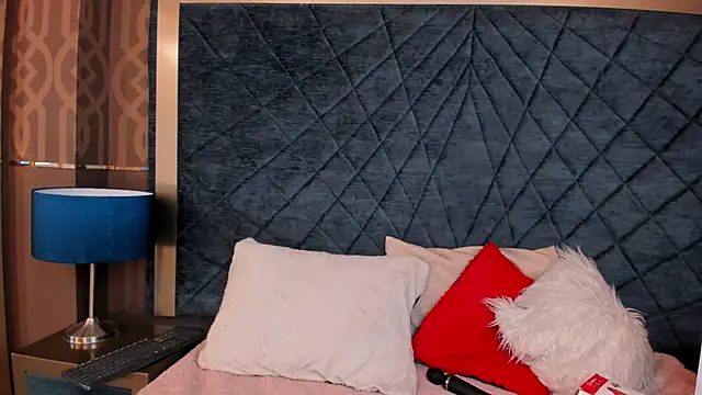 AdelaineBest online show from 02/04/25, 10:32