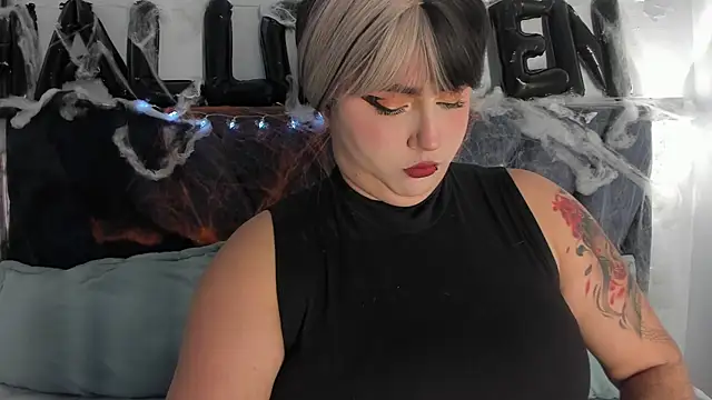 Snapshot of Karmilla_Rosse chatting on 10/14/25, 10:27 Karmilla Rosse online show from 10/14/25, 10:27