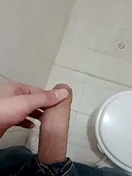 Snapshot of Wynni chatting on 12/22/25, 03:31 Wynni online show from 12/22/25, 03:31