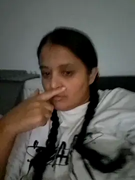 Snapshot of sarahhh1987 chatting on 10/26/25, 06:36 sarahhh1987 online show from 10/26/25, 06:36