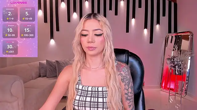 HannaConnor  online show from 10/13/25, 08:53