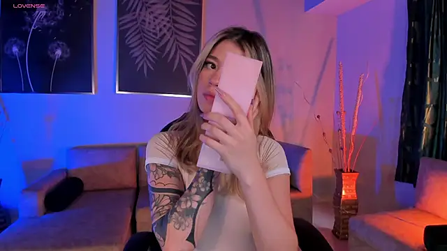 ViolettHansson online show from 12/17/25, 06:47