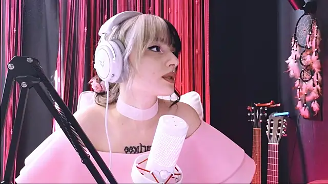 Snapshot of Avi_Nile chatting on 11/20/25, 04:56 Avi Nile online show from 11/20/25, 04:56