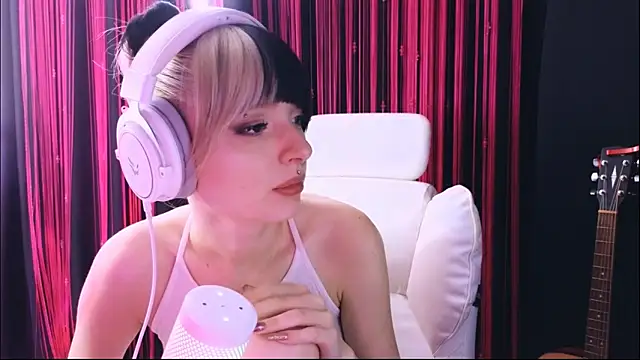 Snapshot of Avi_Nile chatting on 02/01/26, 04:44 Avi Nile online show from 02/01/26, 04:44