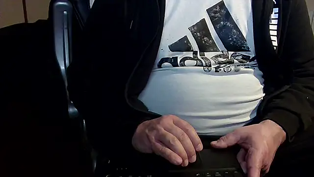 Snapshot of MultiOrgasmicLover chatting on 12/20/25, 11:23 MultiOrgasmicLover online show from 12/20/25, 11:23