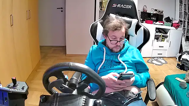 Snapshot of larsgessner30 chatting on 10/26/25, 09:31 larsgessner30 online show from 10/26/25, 09:31