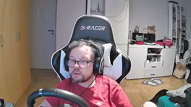 Snapshot of larsgessner30 chatting on 10/28/25, 09:39 larsgessner30 online show from 10/28/25, 09:39