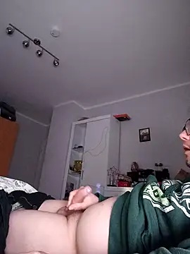 Snapshot of larsgessner30 chatting on 12/15/25, 02:16 larsgessner30 online show from 12/15/25, 02:16