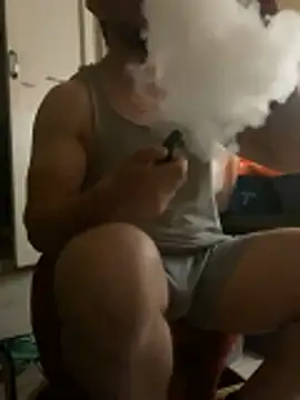 Snapshot of FumesClouds chatting on 11/03/25, 12:39 FumesClouds online show from 11/03/25, 12:39