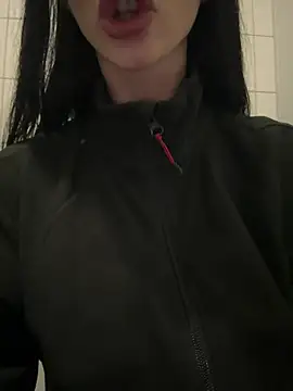 Snapshot of hrnxyygirl chatting on 12/13/24, 02:43 hrnxyygirl online show from 12/13/24, 02:43