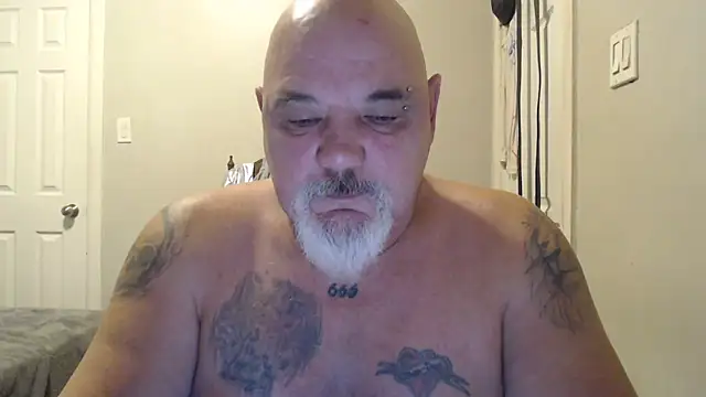 Newfiesausage1972 online show from 02/04/25, 09:31