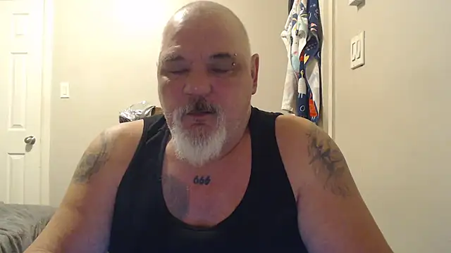 Newfiesausage1972 online show from 02/18/25, 09:54