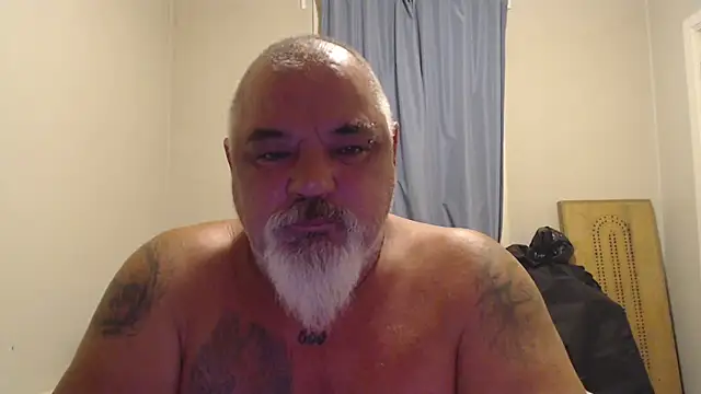 Newfiesausage1972 online show from 10/03/25, 07:27