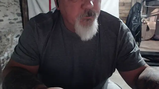 Newfiesausage1972 online show from 11/20/25, 10:37