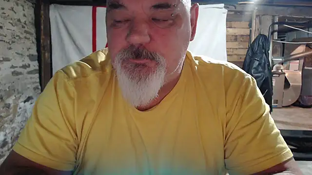 Newfiesausage1972 online show from 11/25/25, 10:04