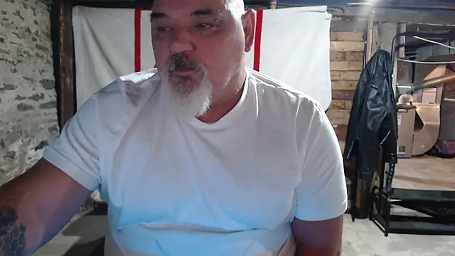 Newfiesausage1972 online show from 11/26/25, 10:05