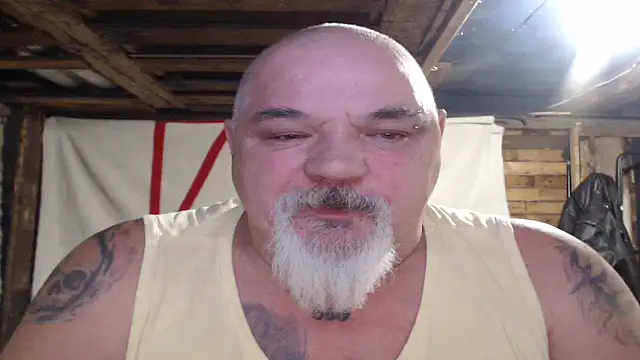 Newfiesausage1972 online show from 11/30/25, 09:08