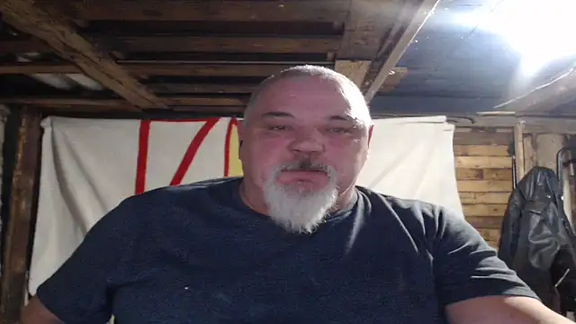 Newfiesausage1972 online show from 12/16/25, 09:09