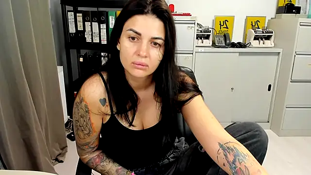 Snapshot of TiffanySweet chatting on 11/21/25, 06:50 TiffanySweet online show from 11/21/25, 06:50