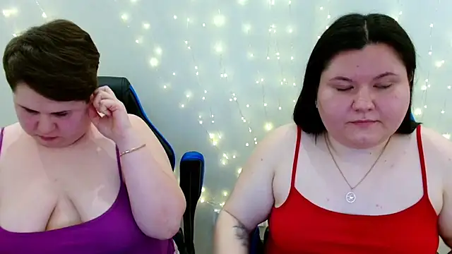 Snapshot of BeckyAndHellen chatting on 04/22/26, 11:45 BeckyAndHellen online show from 04/22/26, 11:45