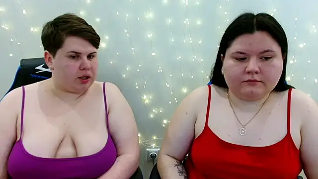 Snapshot of BeckyAndHellen chatting on 04/23/26, 10:03 BeckyAndHellen online show from 04/23/26, 10:03