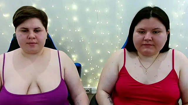 Snapshot of BeckyAndHellen chatting on 04/30/26, 12:33 BeckyAndHellen online show from 04/30/26, 12:33