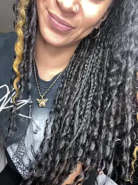 Snapshot of Shuggabutt chatting on 02/15/26, 09:22 Shuggabutt online show from 02/15/26, 09:22