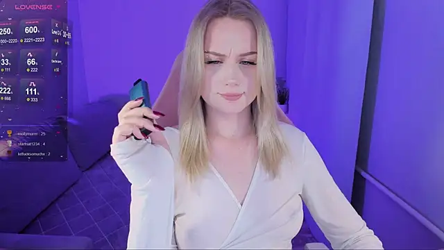 Snapshot of Honey_blonde chatting on 09/09/25, 10:42 Honey blonde online show from 09/09/25, 10:42