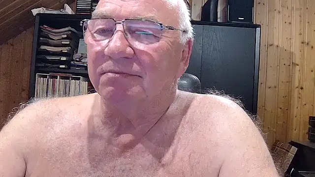 Snapshot of biggandybig chatting on 04/15/26, 11:05 biggandybig online show from 04/15/26, 11:05