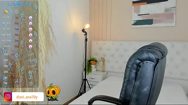 Snapshot of LOISE-XX chatting on 10/15/25, 04:23 LOISE-XX online show from 10/15/25, 04:23