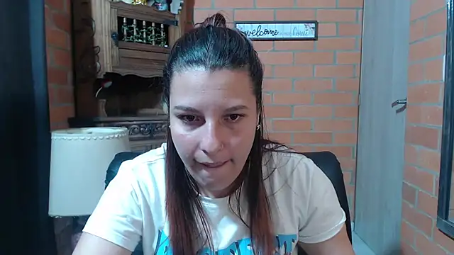 Snapshot of alexia_87 chatting on 12/23/25, 03:48 alexia 87 online show from 12/23/25, 03:48