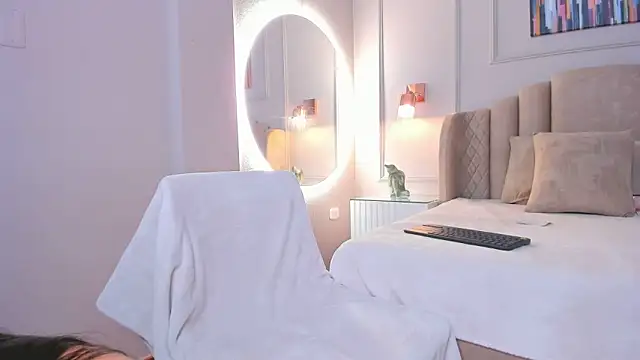 Snapshot of aria_greco chatting on 12/13/24, 02:43 aria greco online show from 12/13/24, 02:43