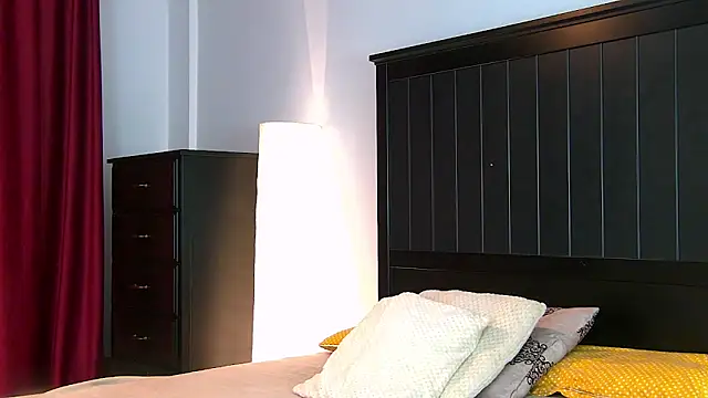 Yanira Muslim online show from 10/24/25, 04:20