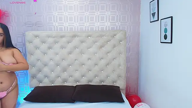 Snapshot of Sara_Desire chatting on 02/14/25, 12:25 Sara Desire online show from 02/14/25, 12:25