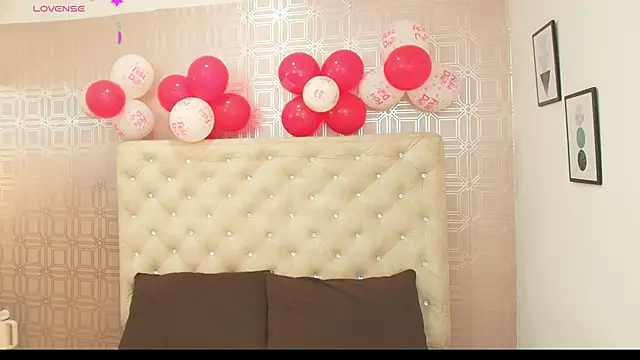 Snapshot of Sara_Desire chatting on 02/16/25, 12:32 Sara Desire online show from 02/16/25, 12:32