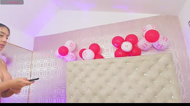 Snapshot of Sara_Desire chatting on 02/18/25, 12:28 Sara Desire online show from 02/18/25, 12:28